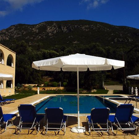 Prasoudopetra Aparthotel Agios Matthaios  Exterior photo