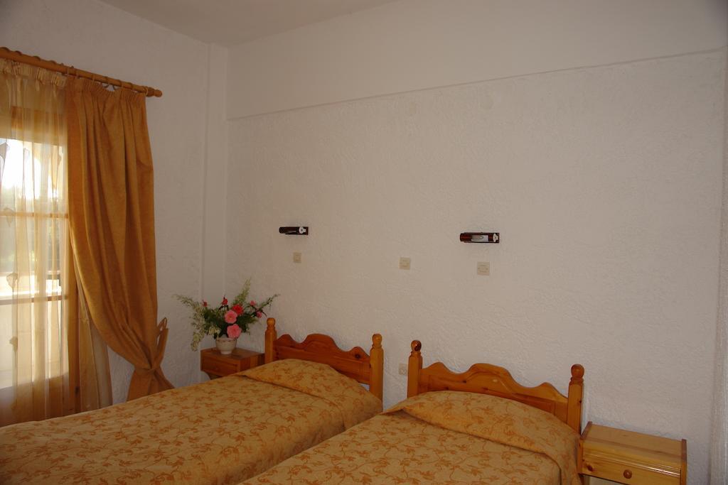 Prasoudopetra Aparthotel Agios Matthaios  Exterior photo