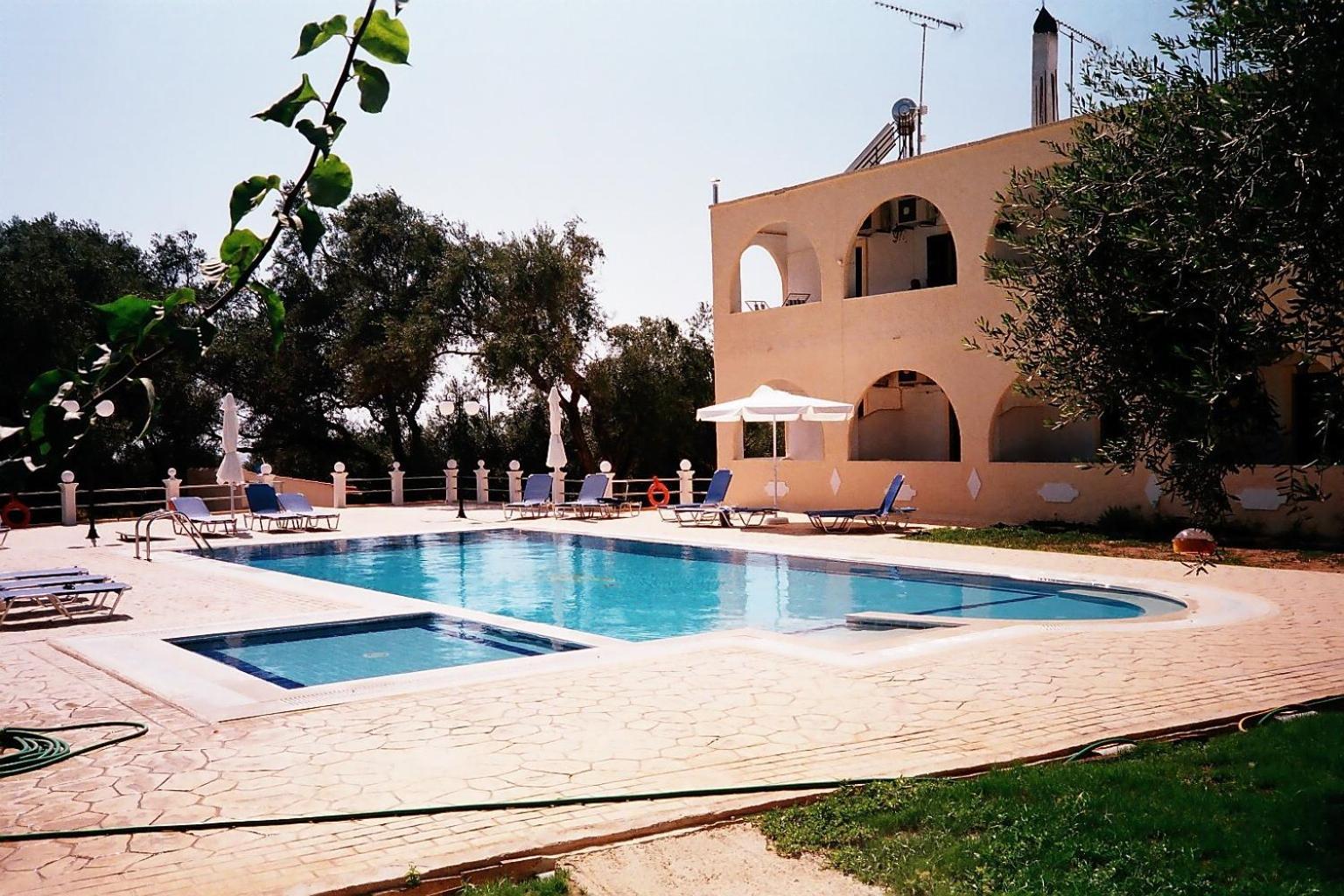 Prasoudopetra Aparthotel Agios Matthaios  Exterior photo