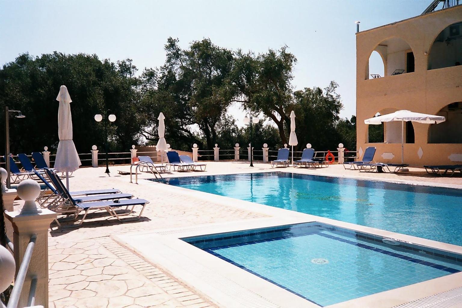 Prasoudopetra Aparthotel Agios Matthaios  Exterior photo