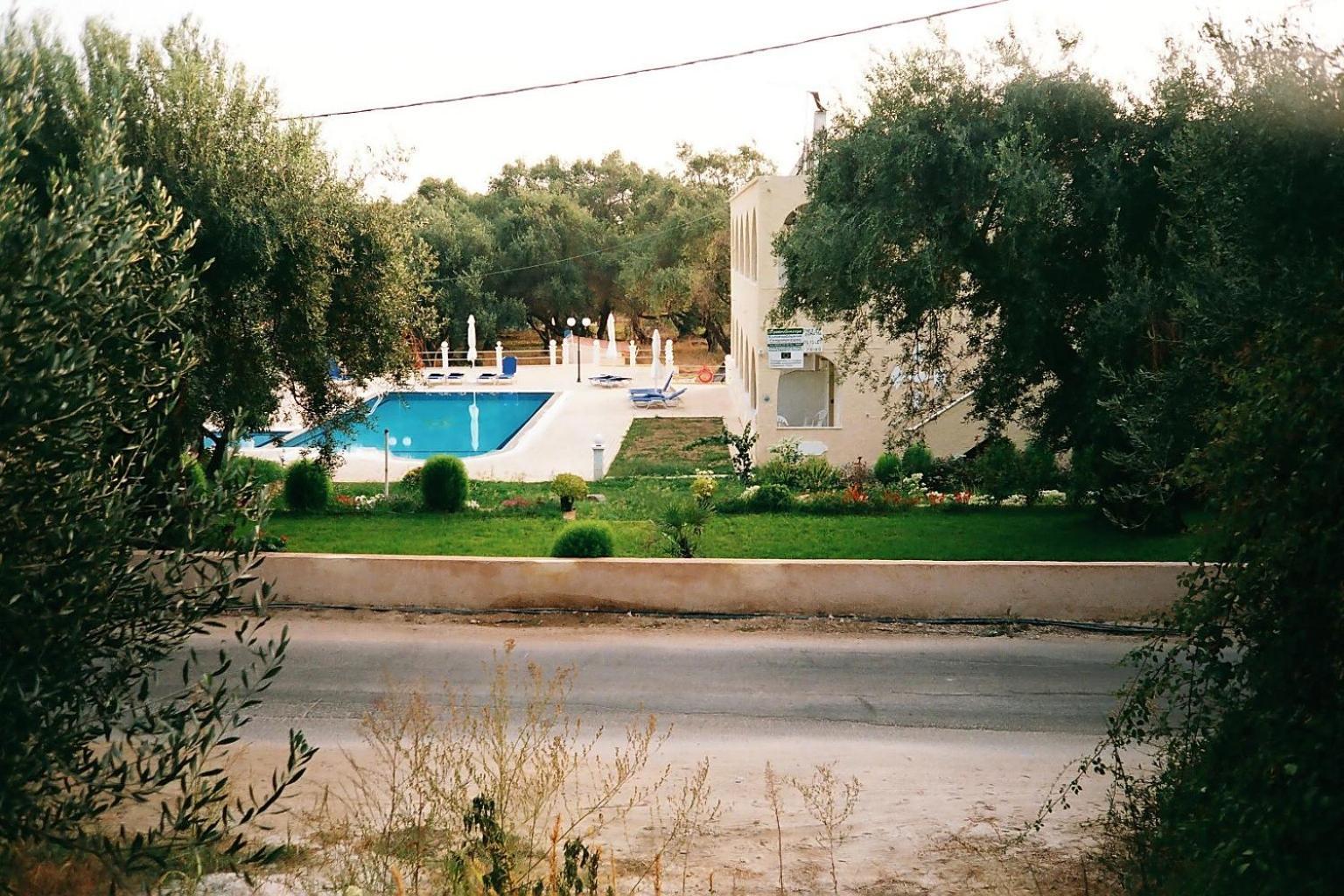 Prasoudopetra Aparthotel Agios Matthaios  Exterior photo