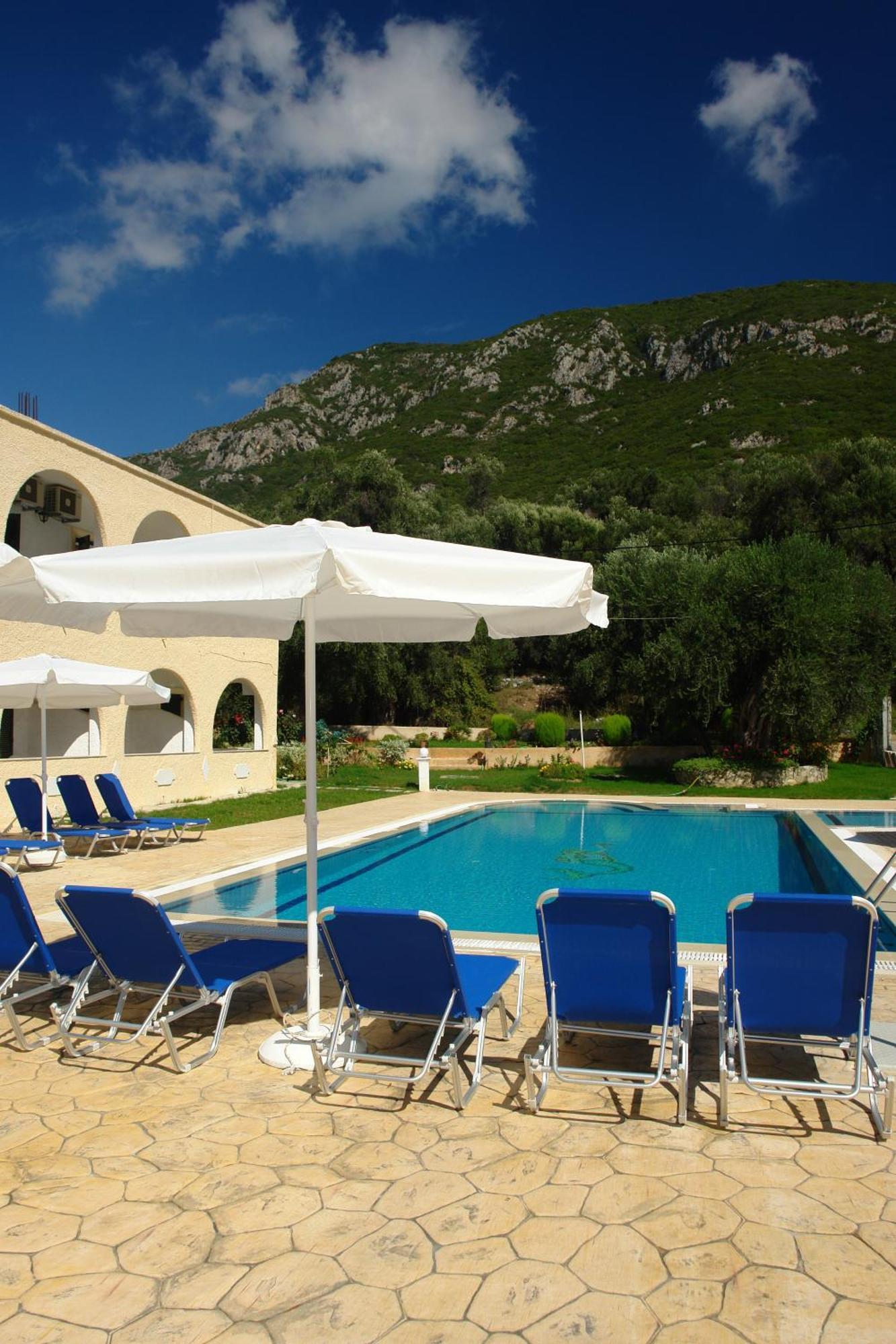 Prasoudopetra Aparthotel Agios Matthaios  Exterior photo