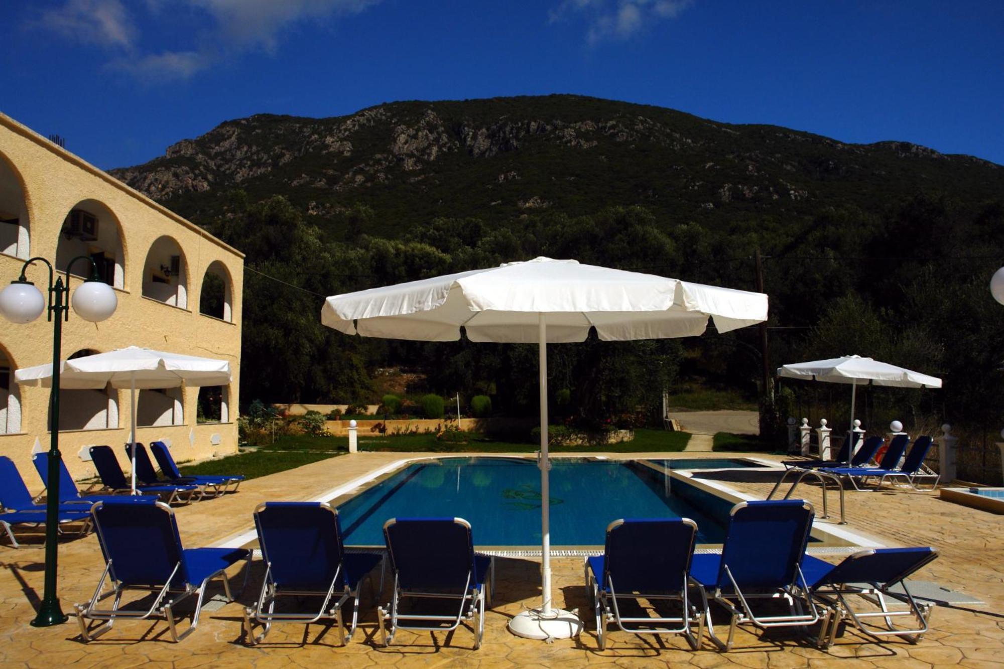 Prasoudopetra Aparthotel Agios Matthaios  Exterior photo