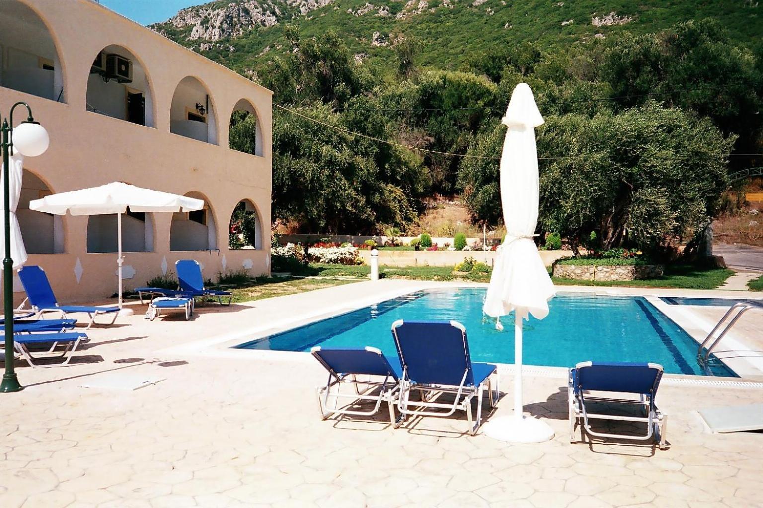 Prasoudopetra Aparthotel Agios Matthaios  Exterior photo