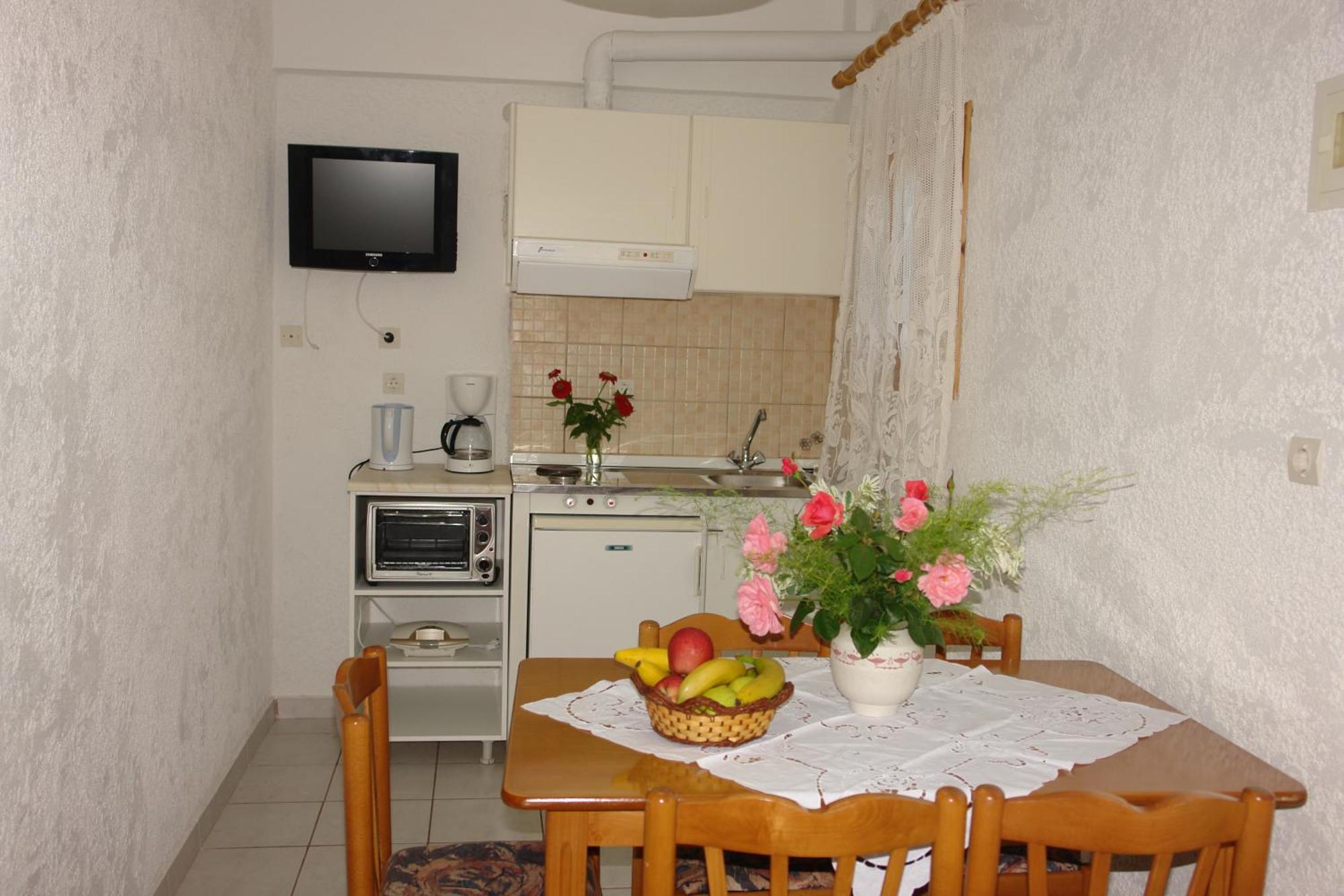 Prasoudopetra Aparthotel Agios Matthaios  Exterior photo