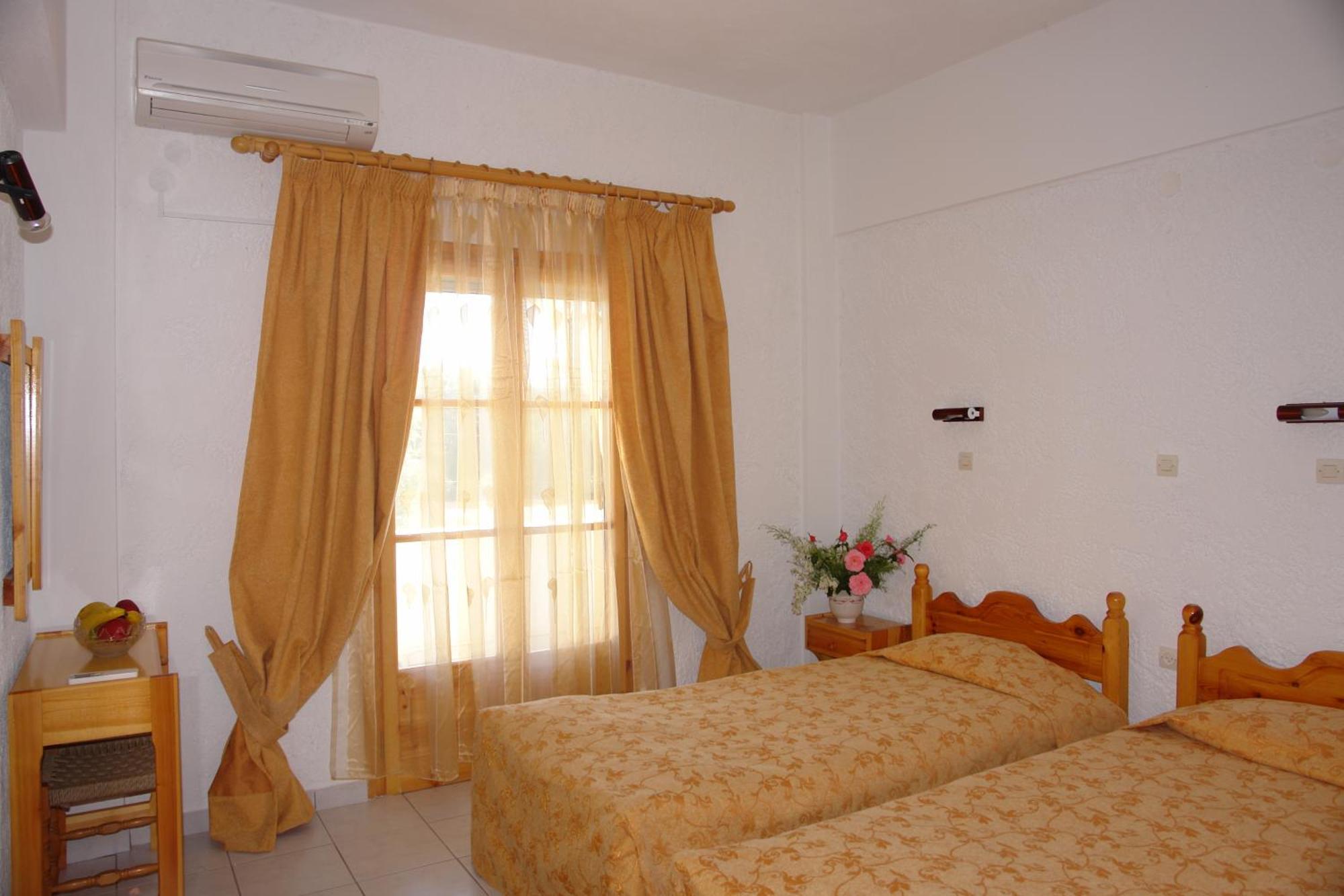 Prasoudopetra Aparthotel Agios Matthaios  Exterior photo