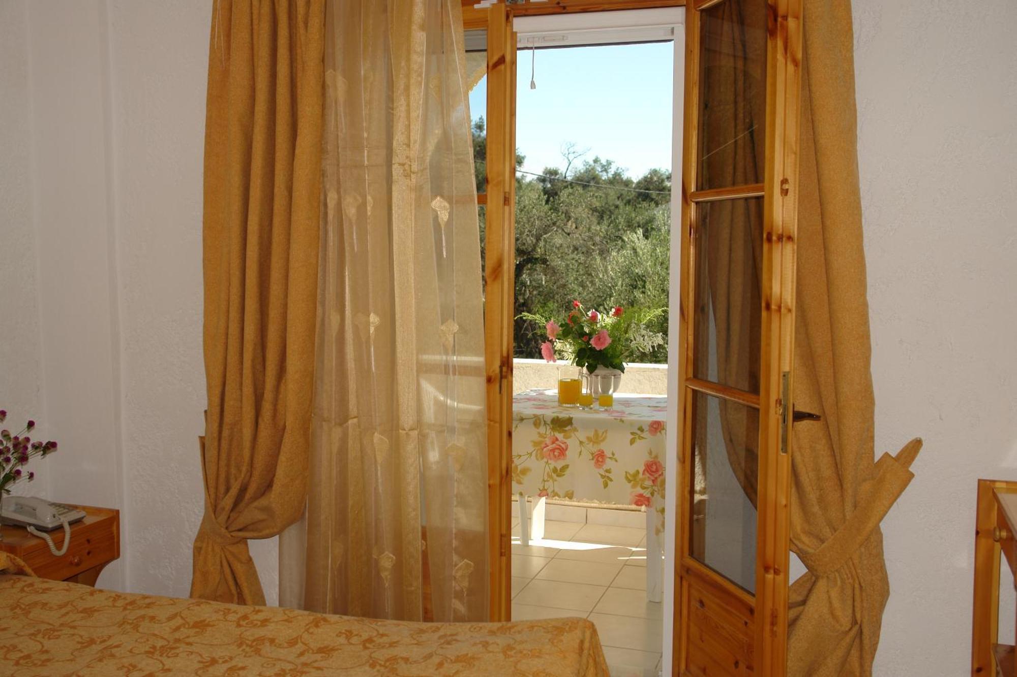 Prasoudopetra Aparthotel Agios Matthaios  Exterior photo