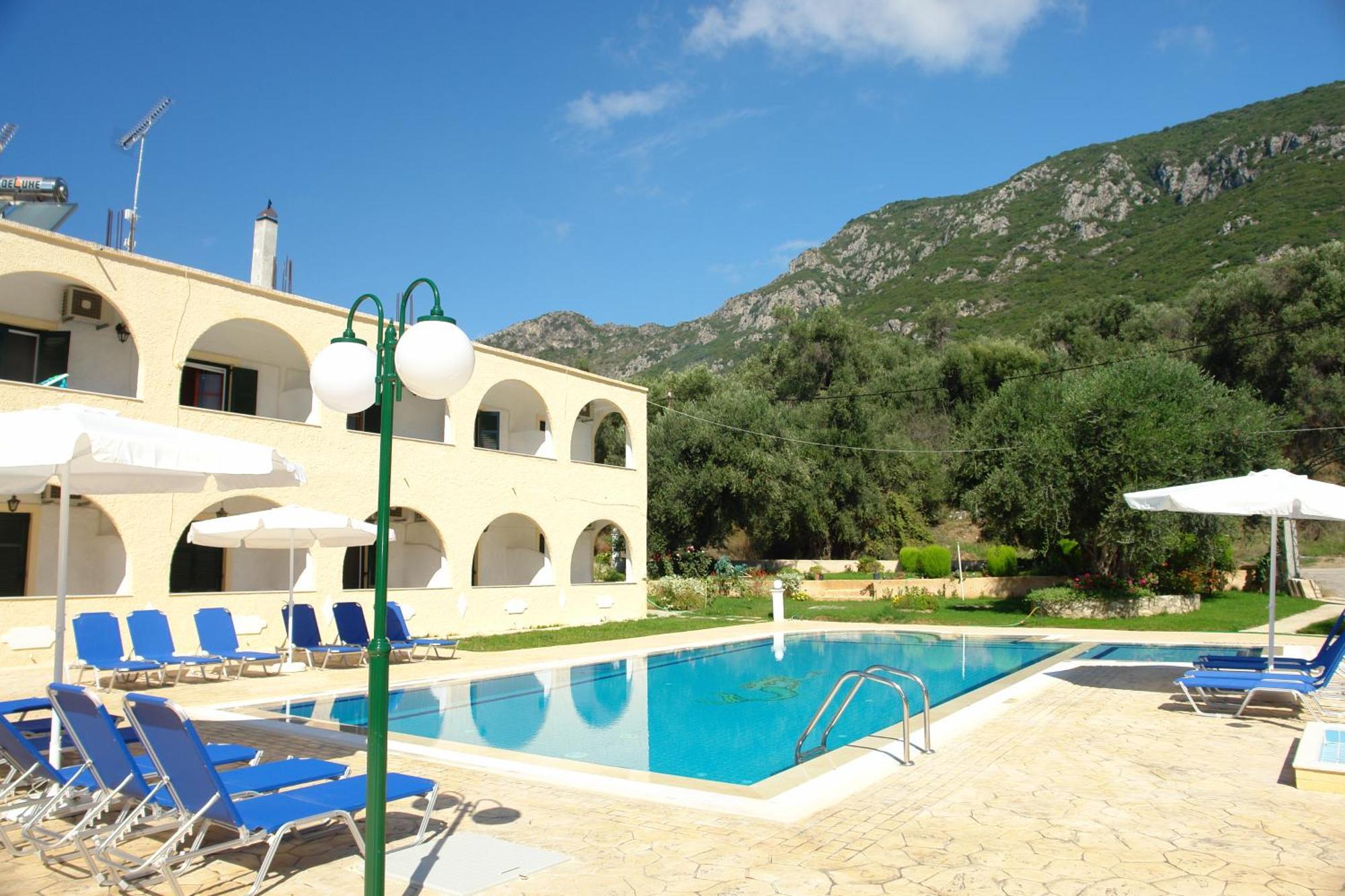 Prasoudopetra Aparthotel Agios Matthaios  Exterior photo