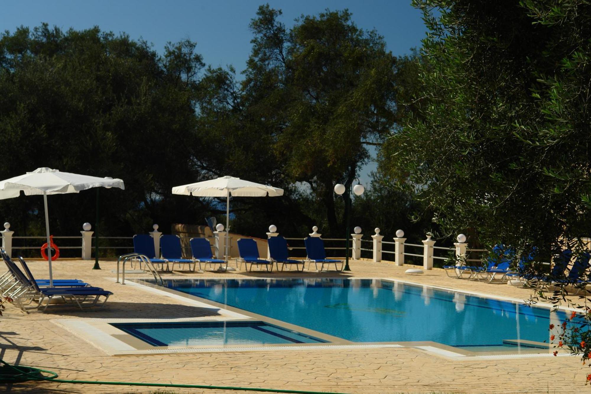 Prasoudopetra Aparthotel Agios Matthaios  Exterior photo