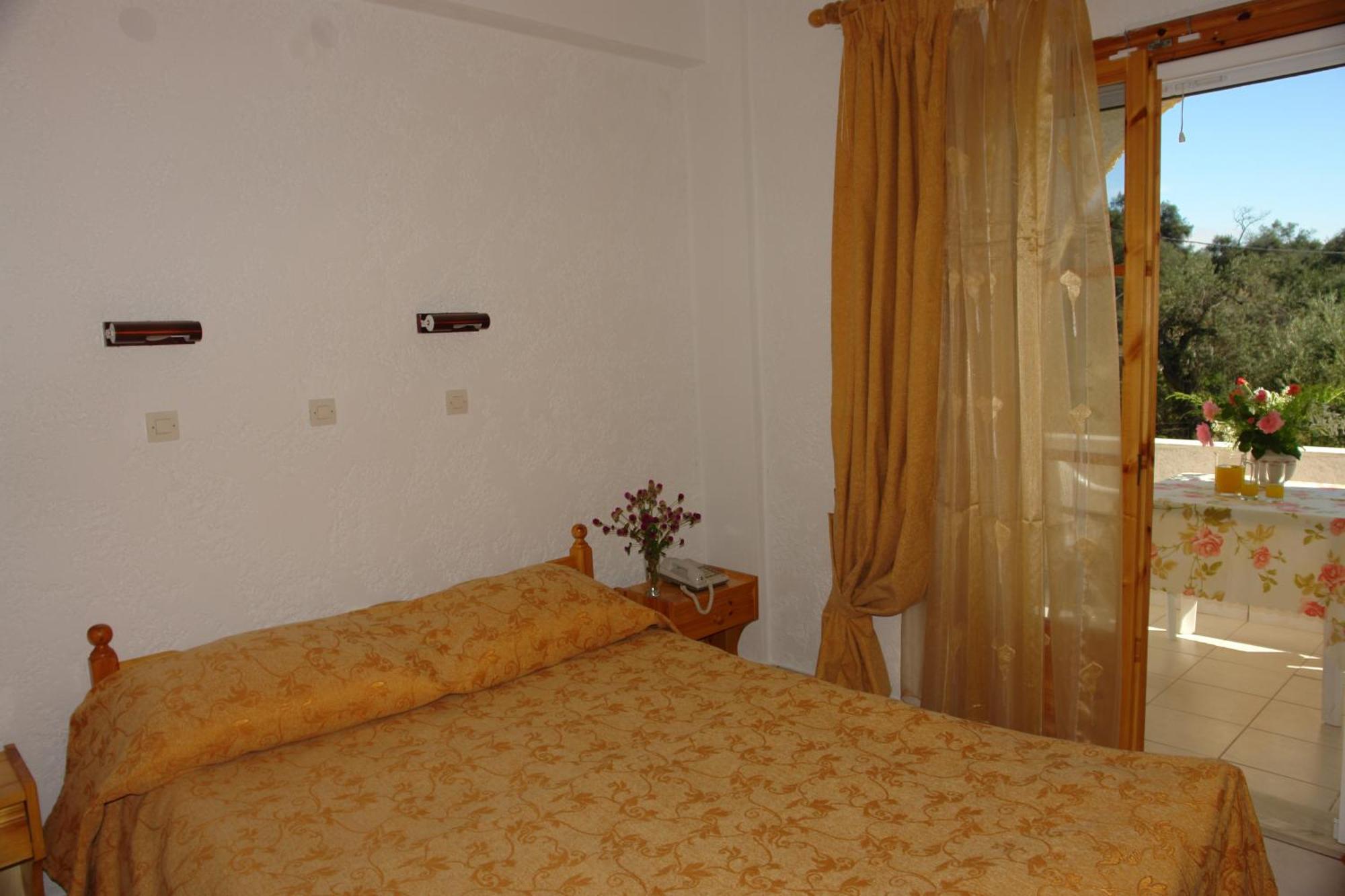Prasoudopetra Aparthotel Agios Matthaios  Room photo